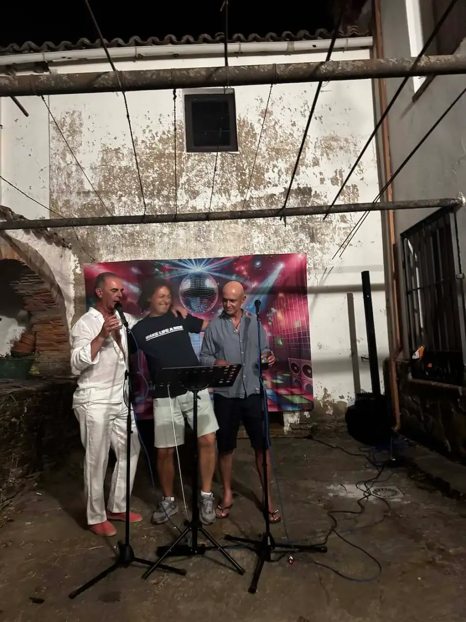 Amigos cantando con micrófonos en la fiesta de cumpleaños