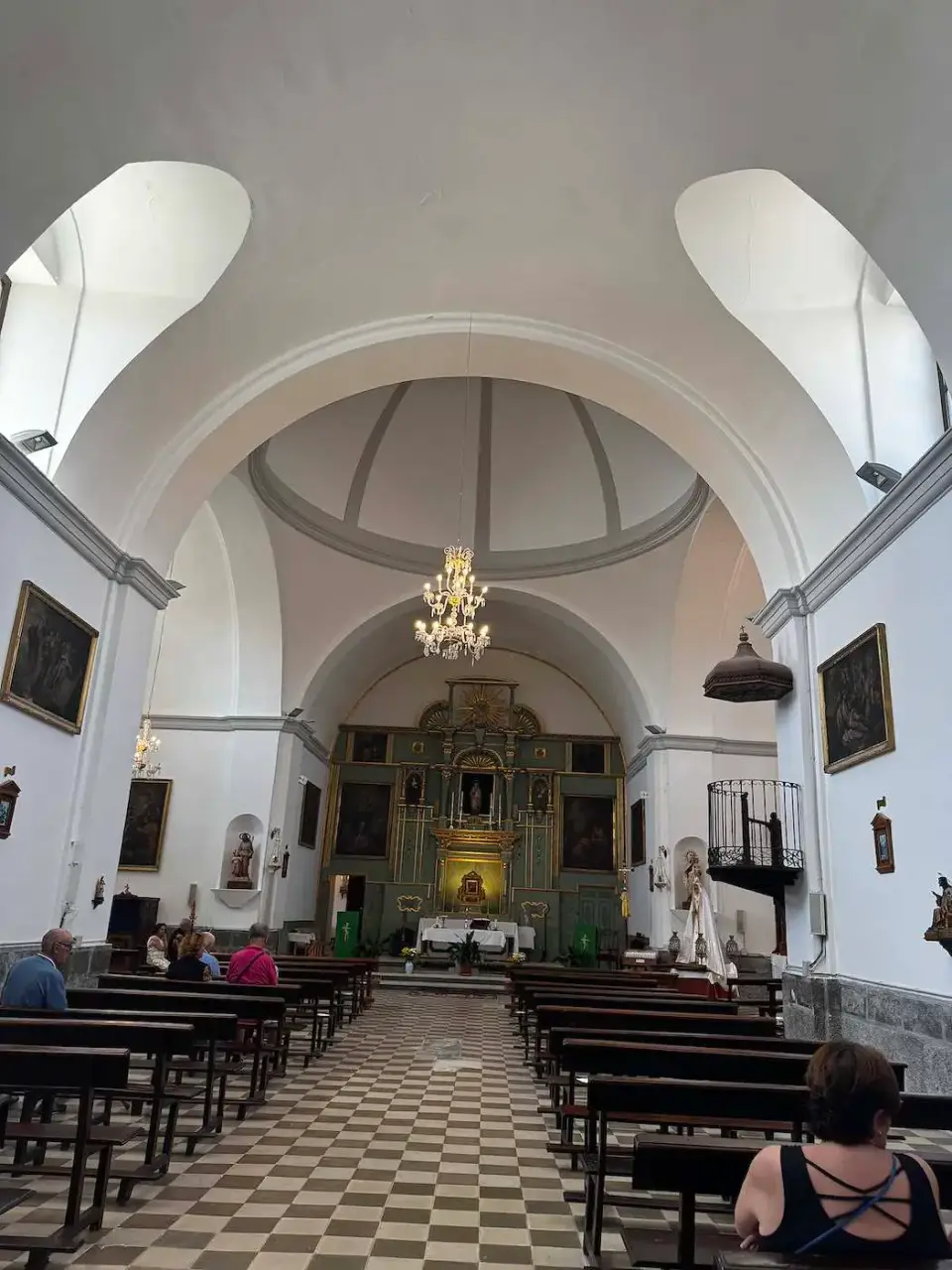 Interior de la iglesia del pueblo con su retablo dorado