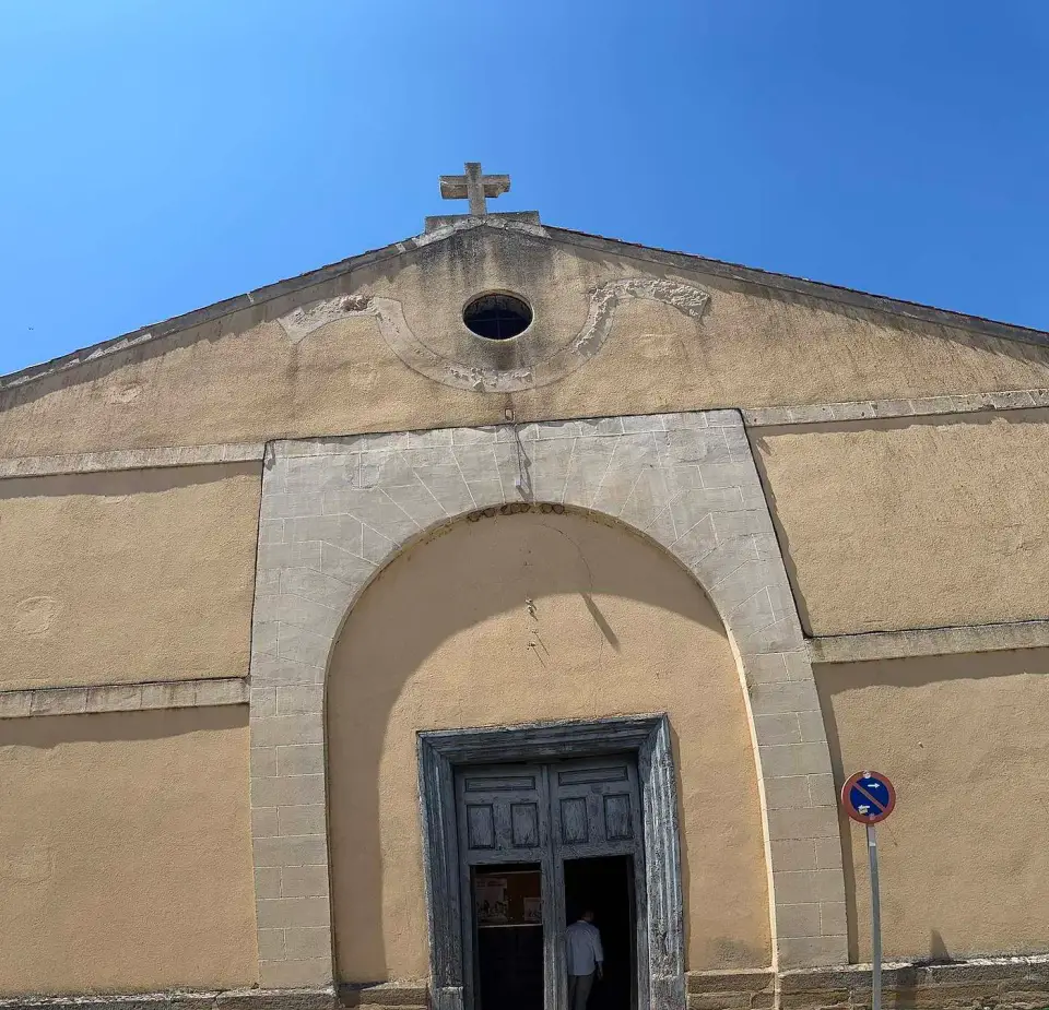 Fachada de una iglesia con arco de entrada en el pueblo