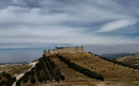 El cerro de Hita con los restos del castillo