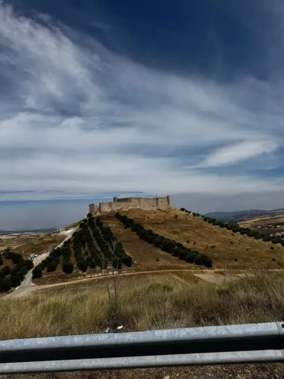 El cerro de Hita con los restos del castillo