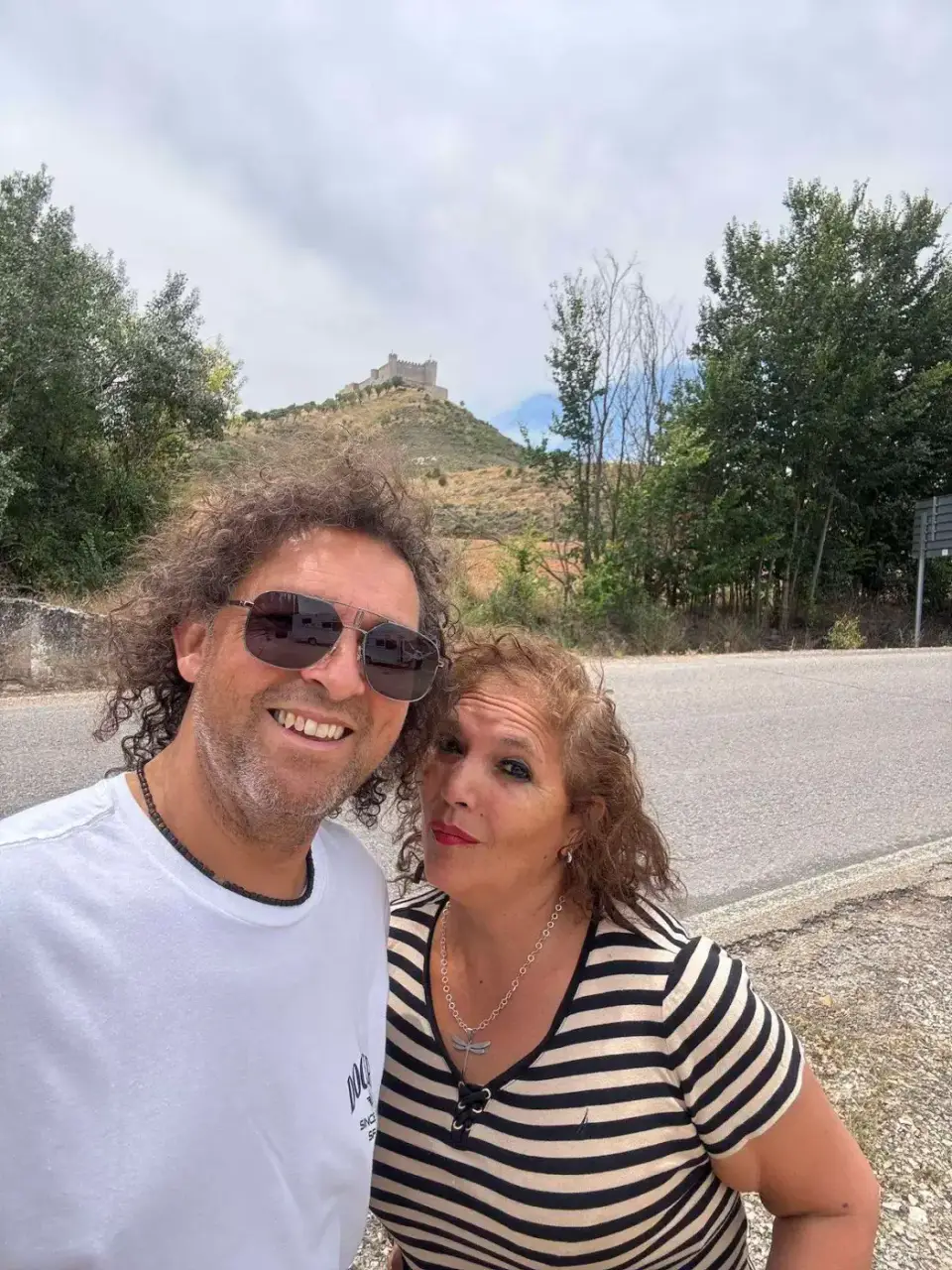 Selfie de Jorge y Paola con el cerro de fondo