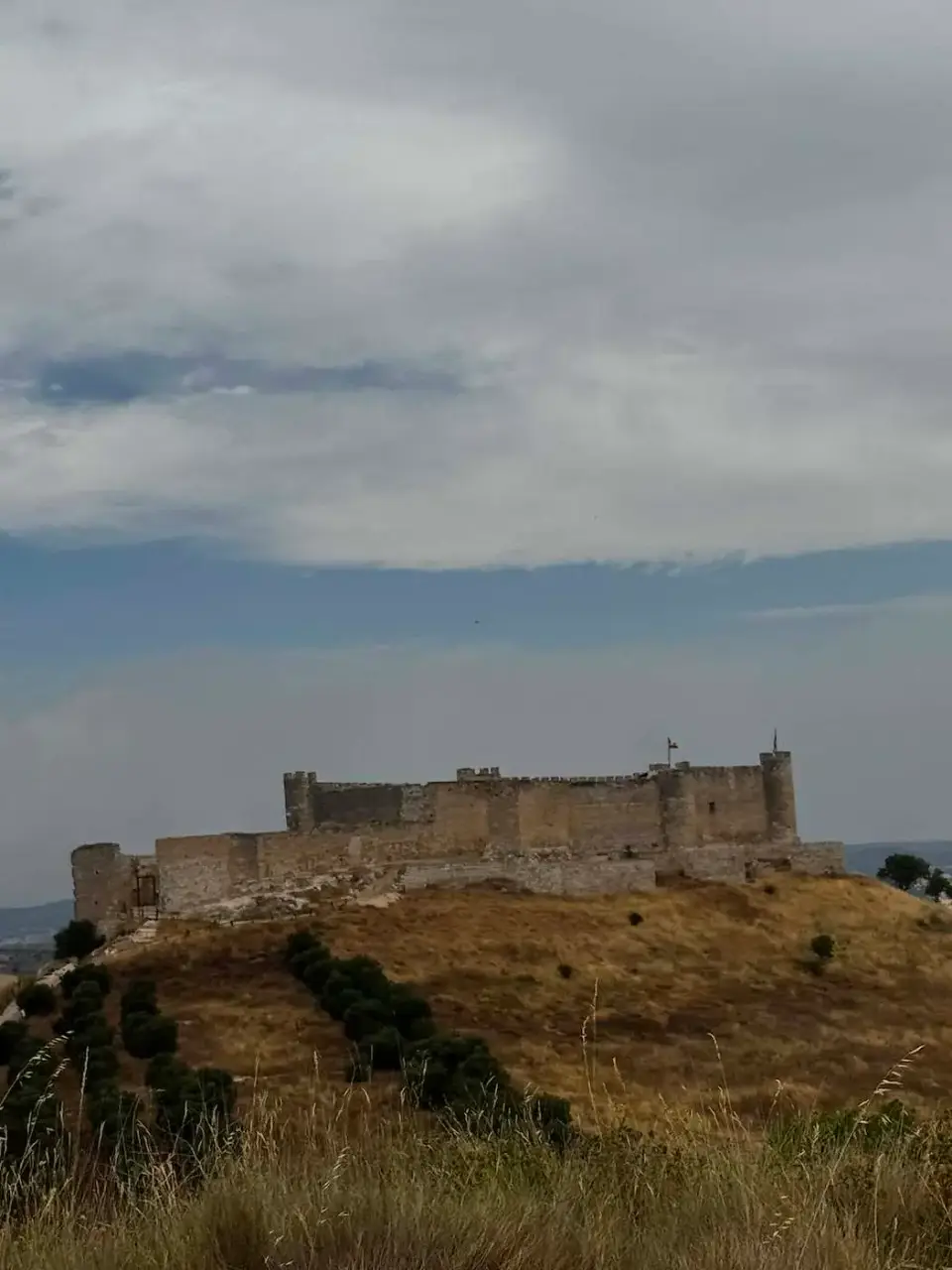 Ruinas del castillo sobre el cerro en un día nublado