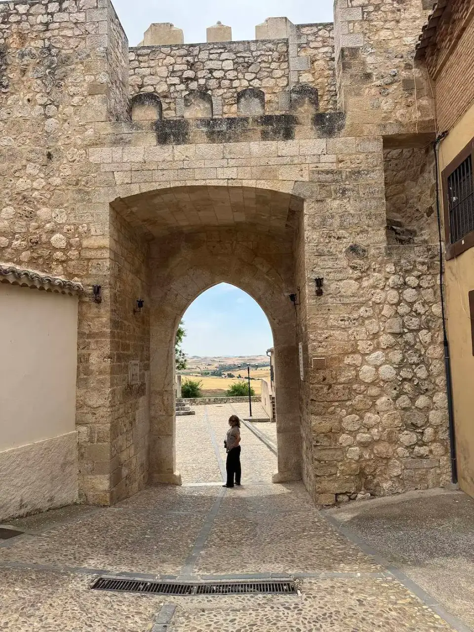 Arco apuntado de la puerta medieval visto desde dentro