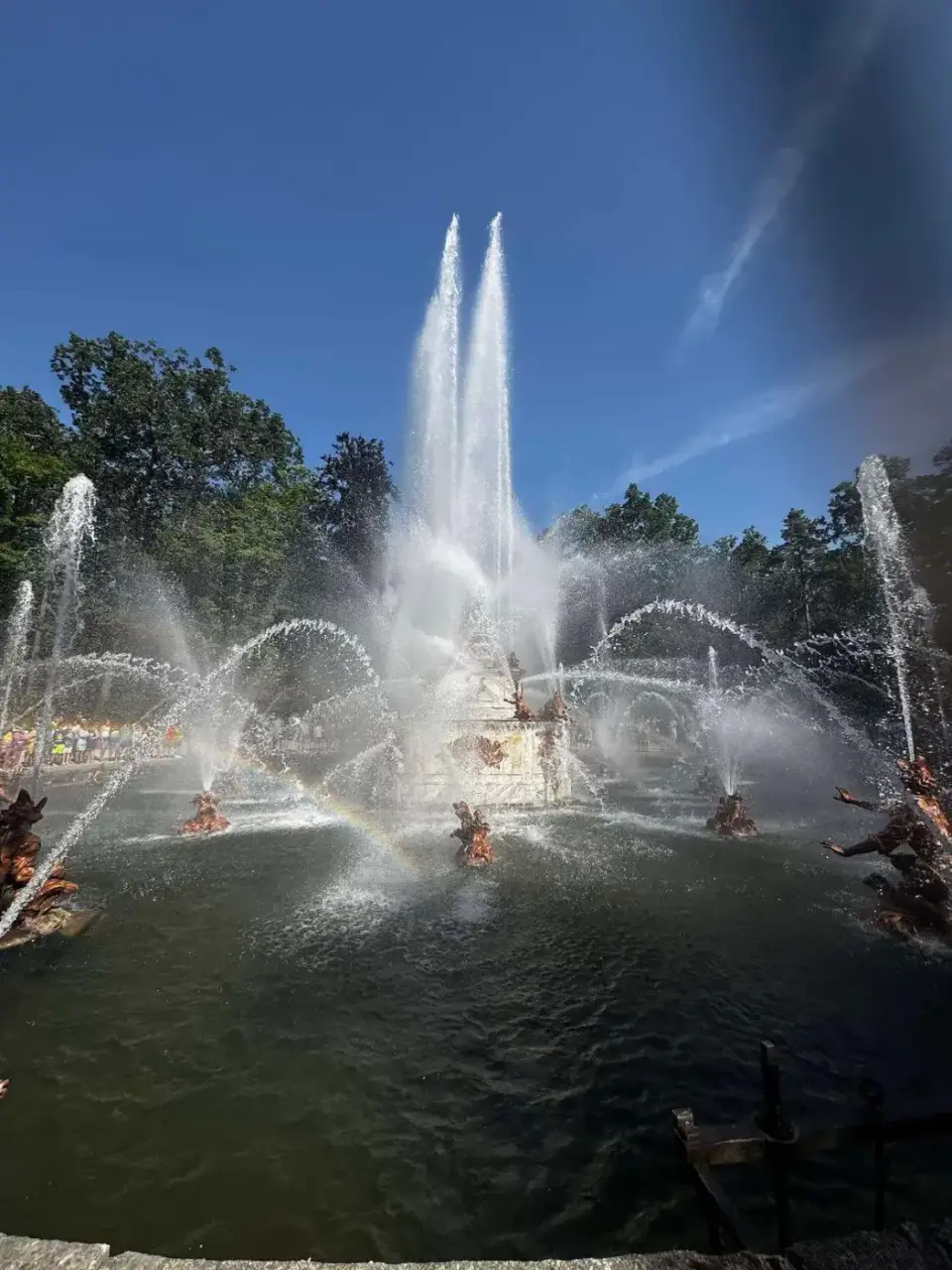 Fuente monumental encendida en los jardines