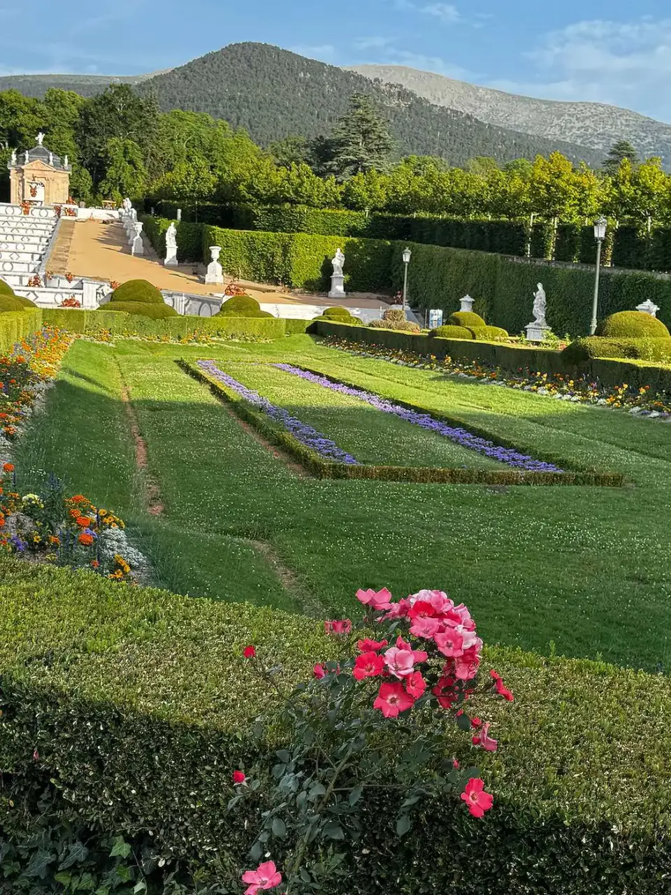 Jardines con parterres y rosas frente a la sierra