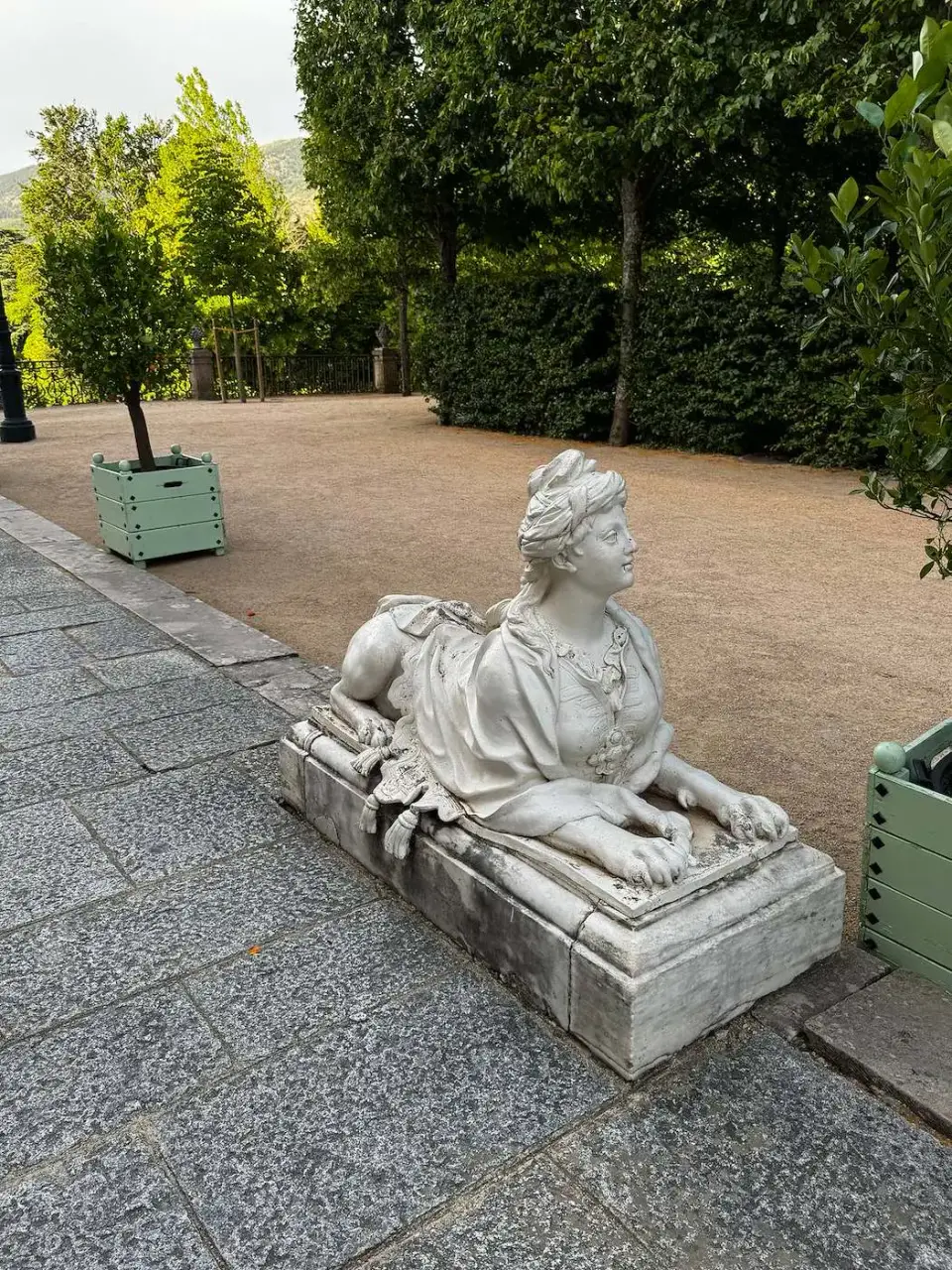 Esfinge de piedra en un paseo de los jardines