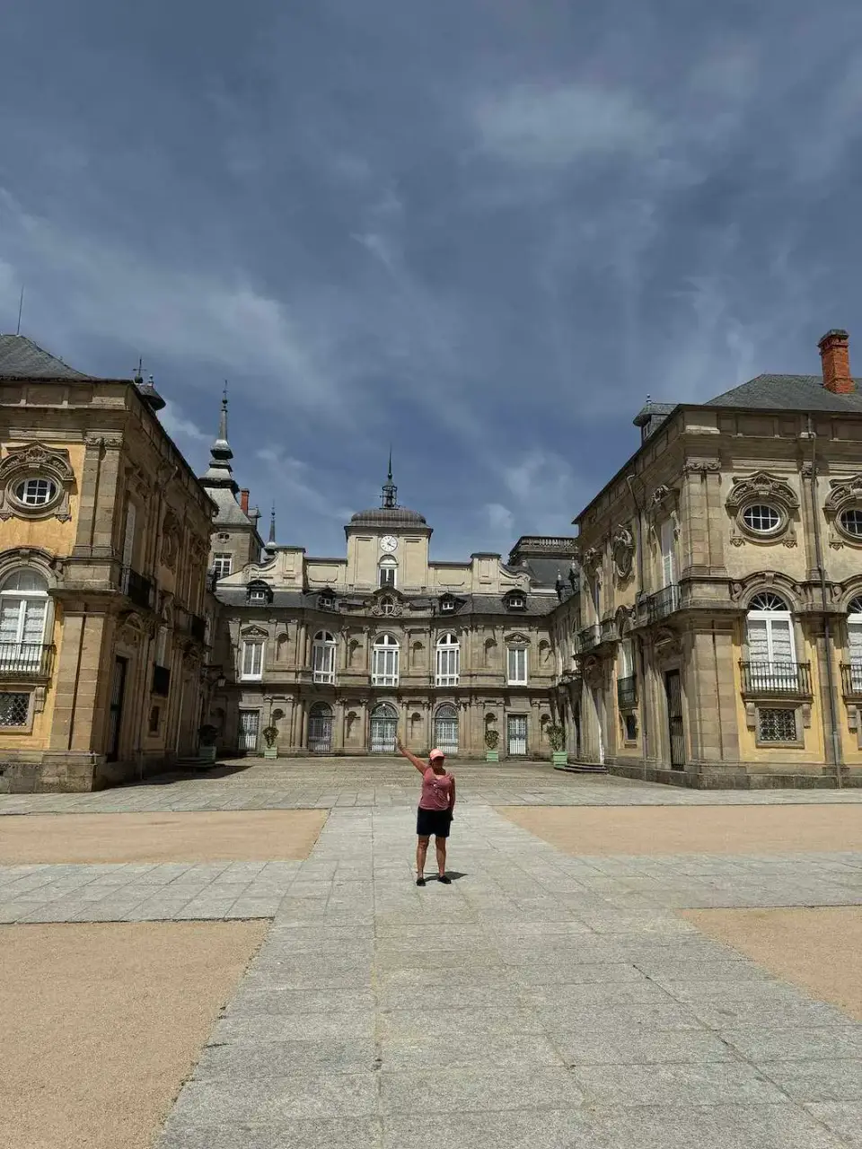 Patio del Palacio Real de La Granja bajo un cielo nublado