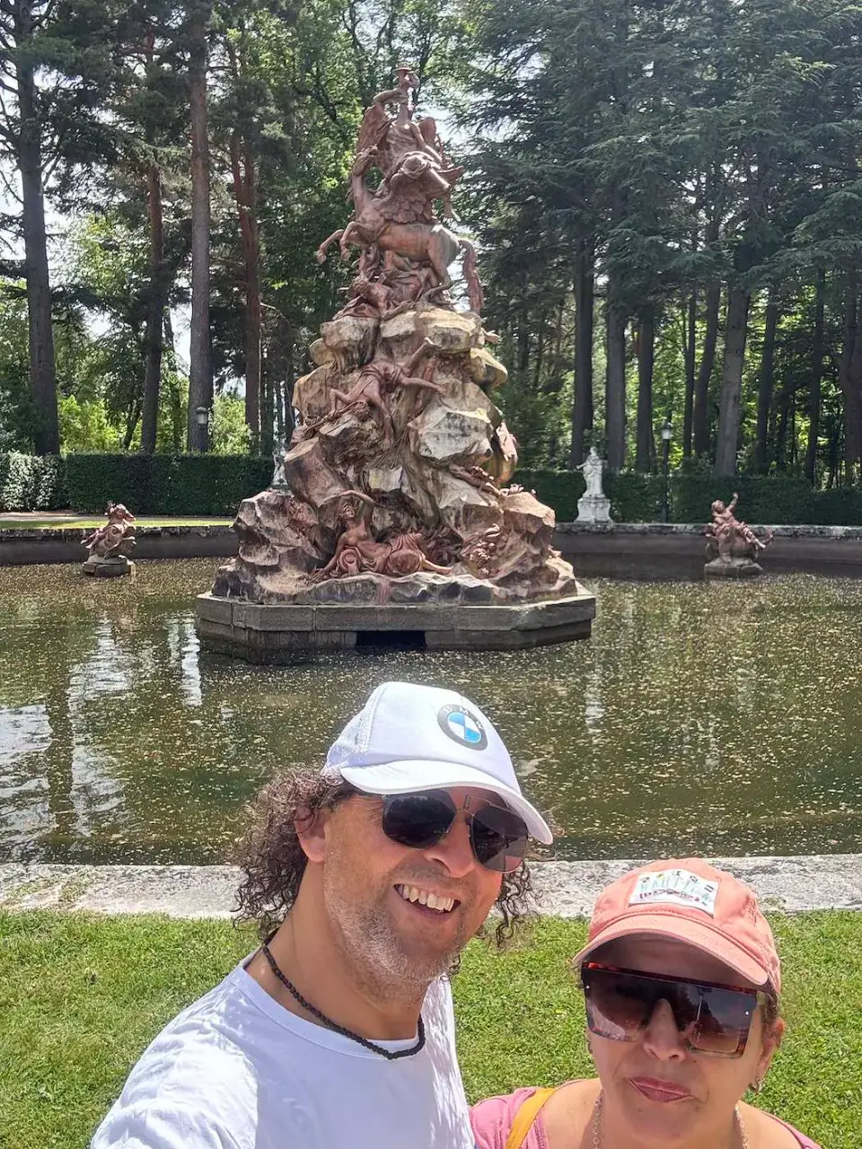 Jorge y Paola frente a una fuente monumental de los jardines