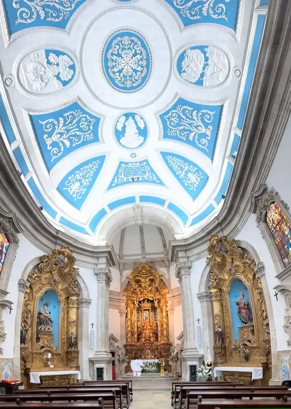 Interior del santuario con techo azul y blanco y altares dorados