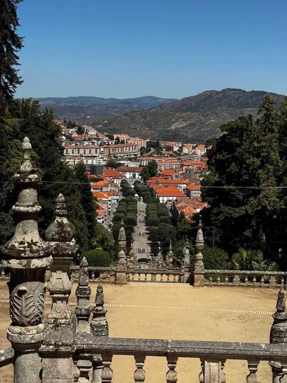 Vista de Lamego desde lo alto de la escalinata del santuario
