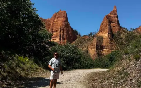 Jorge en el camino frente a las montañas rojas