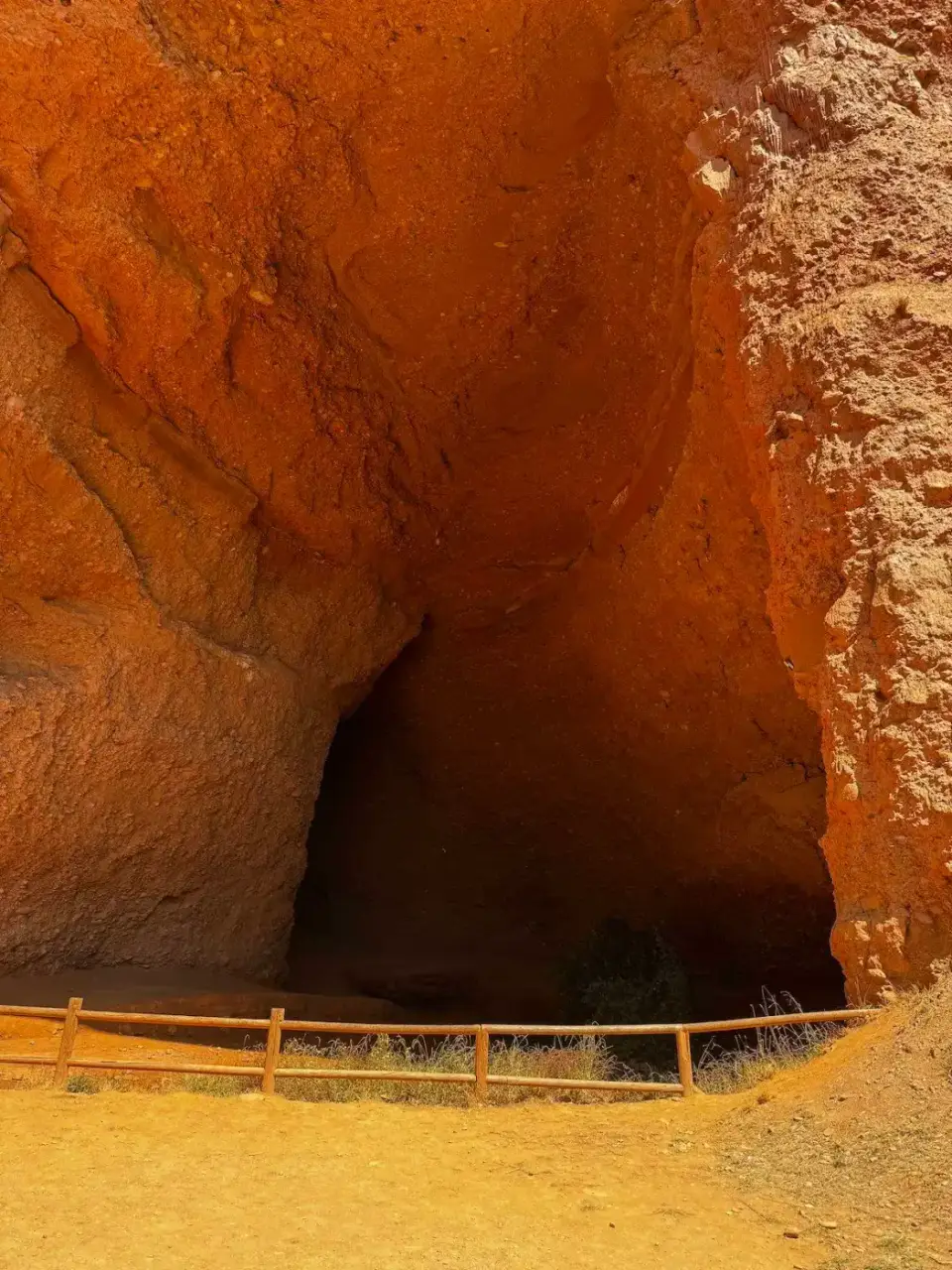 Cueva de roca roja en Las Médulas