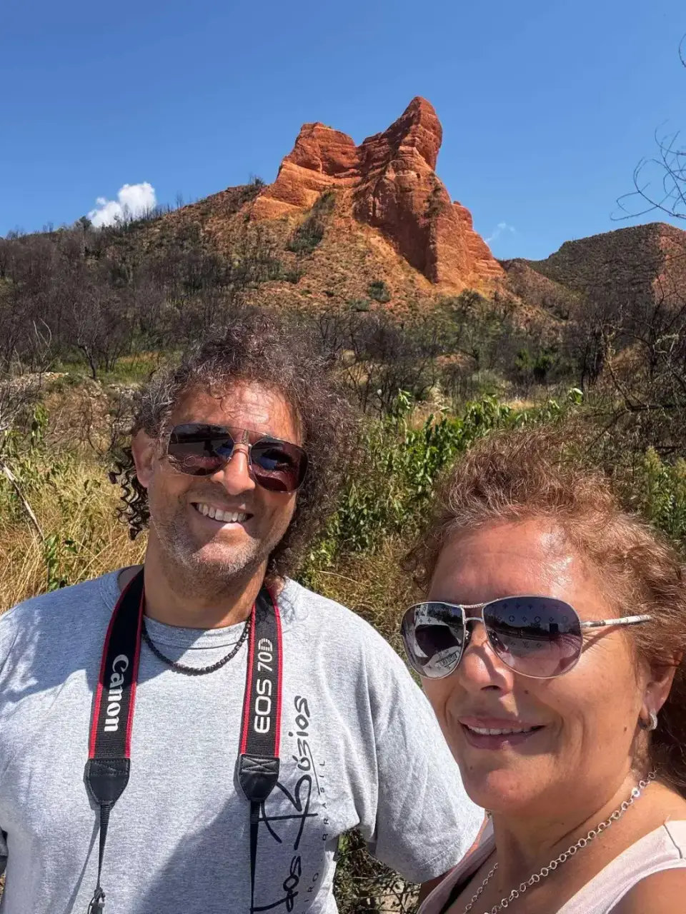 Selfie de Jorge y Paola con Las Médulas de fondo