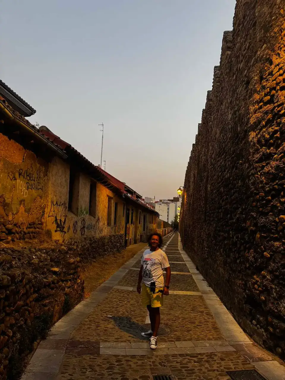 Camino junto a la antigua muralla de León al atardecer