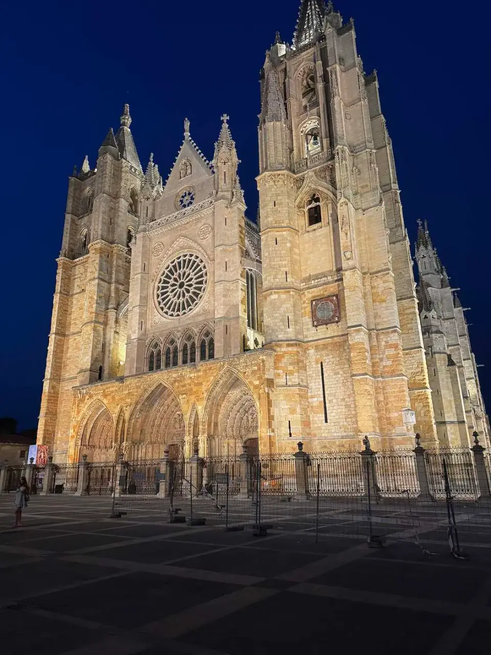 La Catedral de León iluminada al anochecer