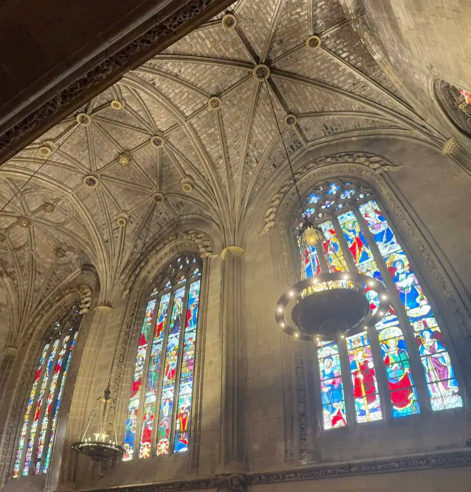 Vitrales y bóveda gótica en el interior de la Catedral de León