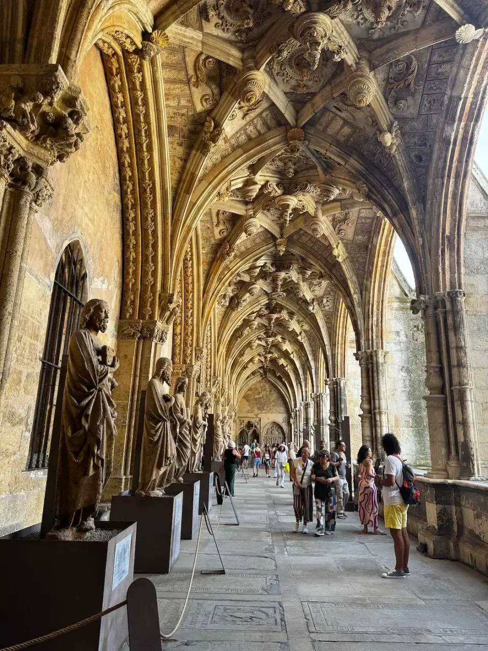 Galería del claustro de la catedral con bóvedas y esculturas