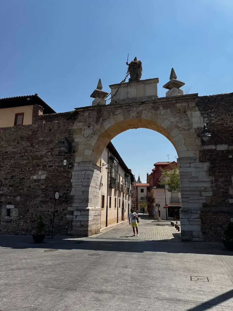 Arco de piedra en la antigua muralla de León