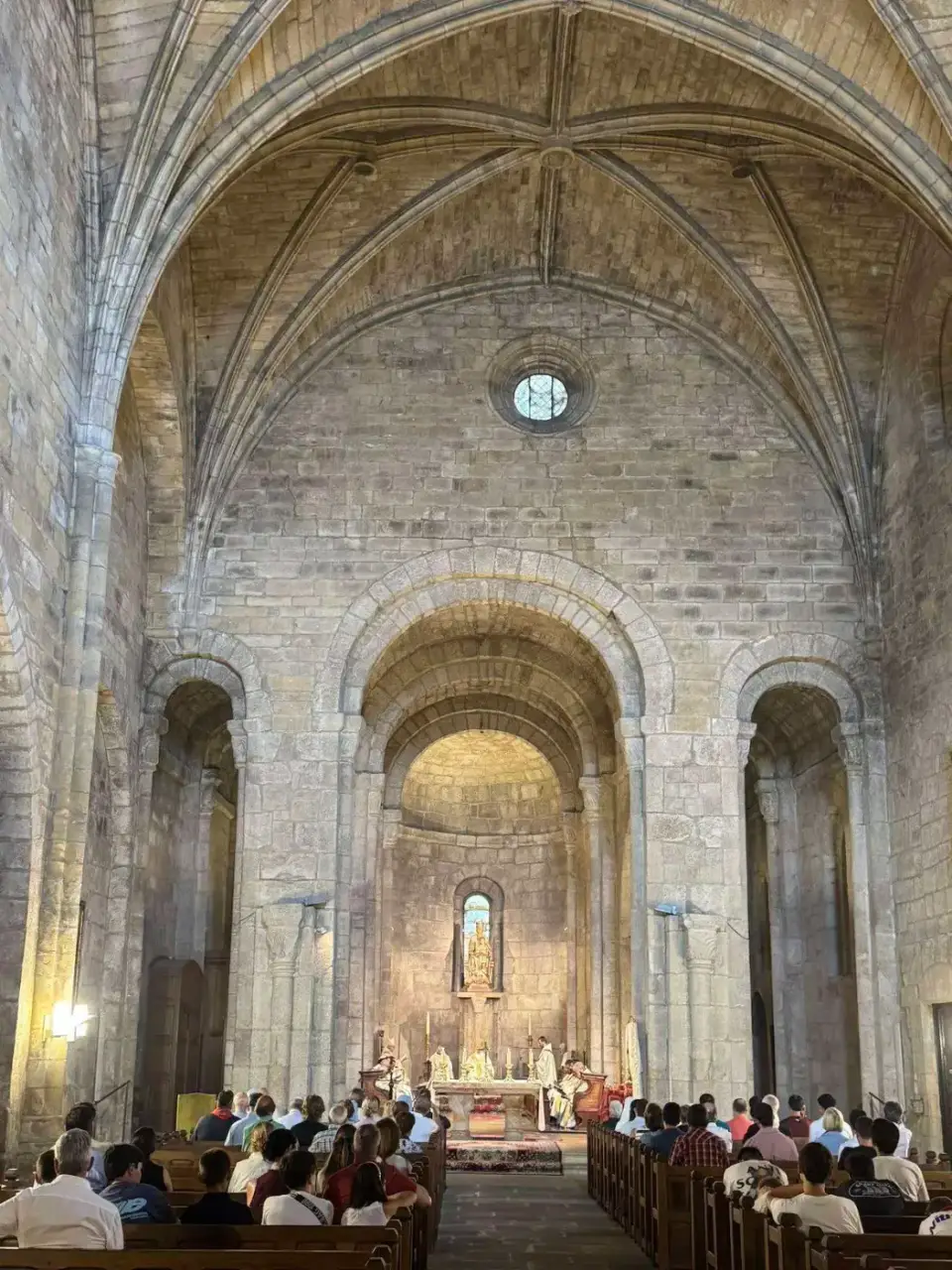Interior de piedra de la iglesia de Leyre