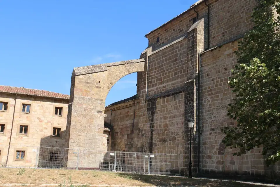 Muros de la iglesia y edificio del monasterio de Leyre