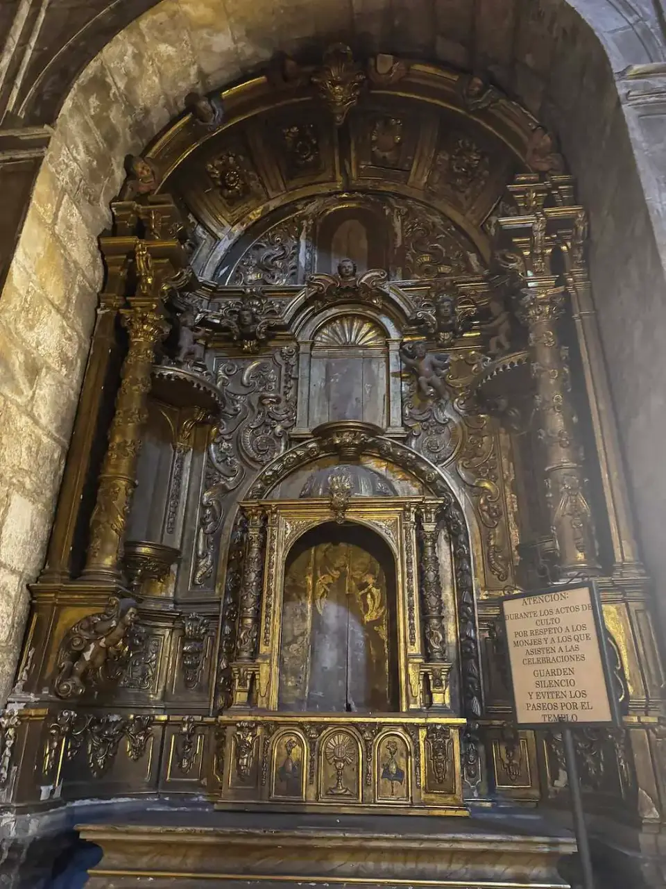 Retablo barroco dorado en la iglesia del monasterio de Leyre