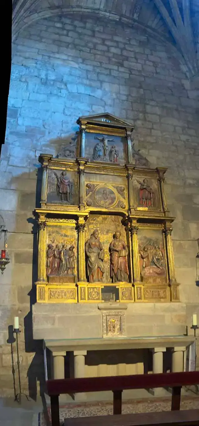 Retablo renacentista en una capilla de la iglesia de Leyre