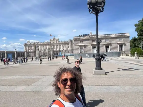 Paola con el Palacio Real de Madrid de fondo