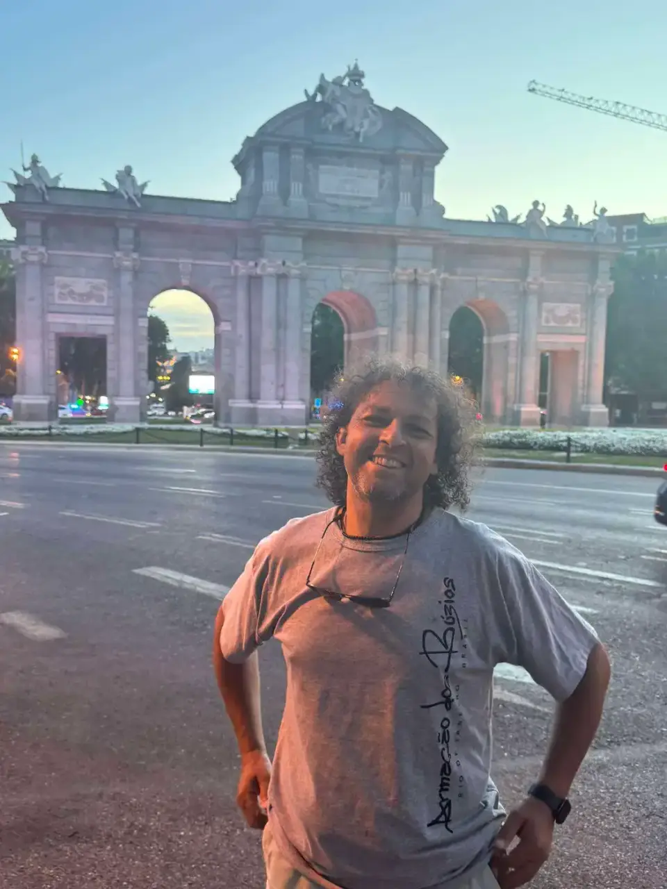 Jorge frente a la Puerta de Alcalá