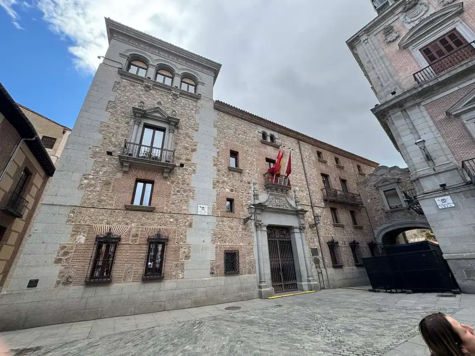 Edificio histórico de ladrillo y piedra en el centro de Madrid