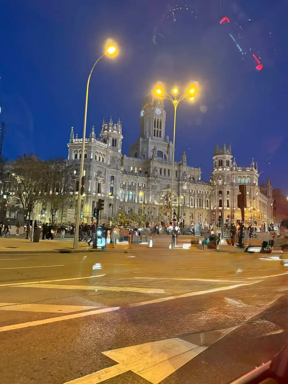 Palacio de Cibeles iluminado de noche
