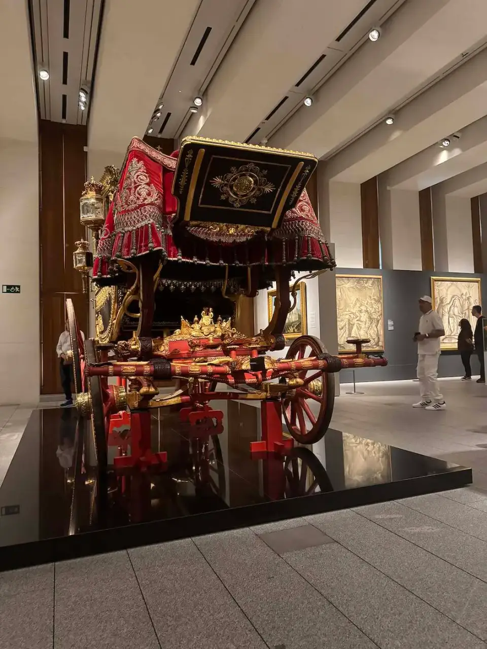 Carroza antigua exhibida en un museo