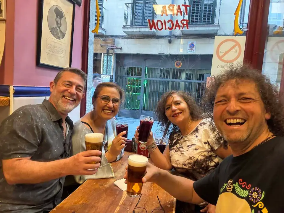 Jorge y Paola brindan con amigos en un bar