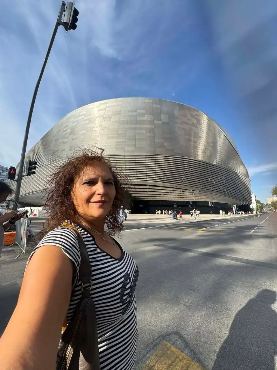 Paola frente al estadio Santiago Bernabéu