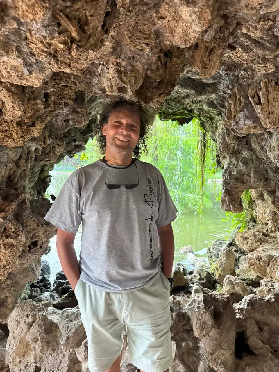 Jorge dentro de una gruta de piedra en un parque