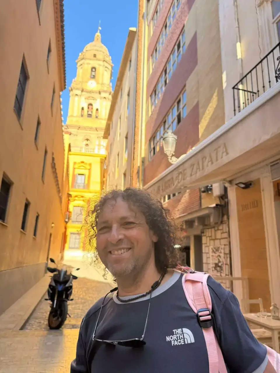 Jorge con la torre de la catedral de Málaga de fondo