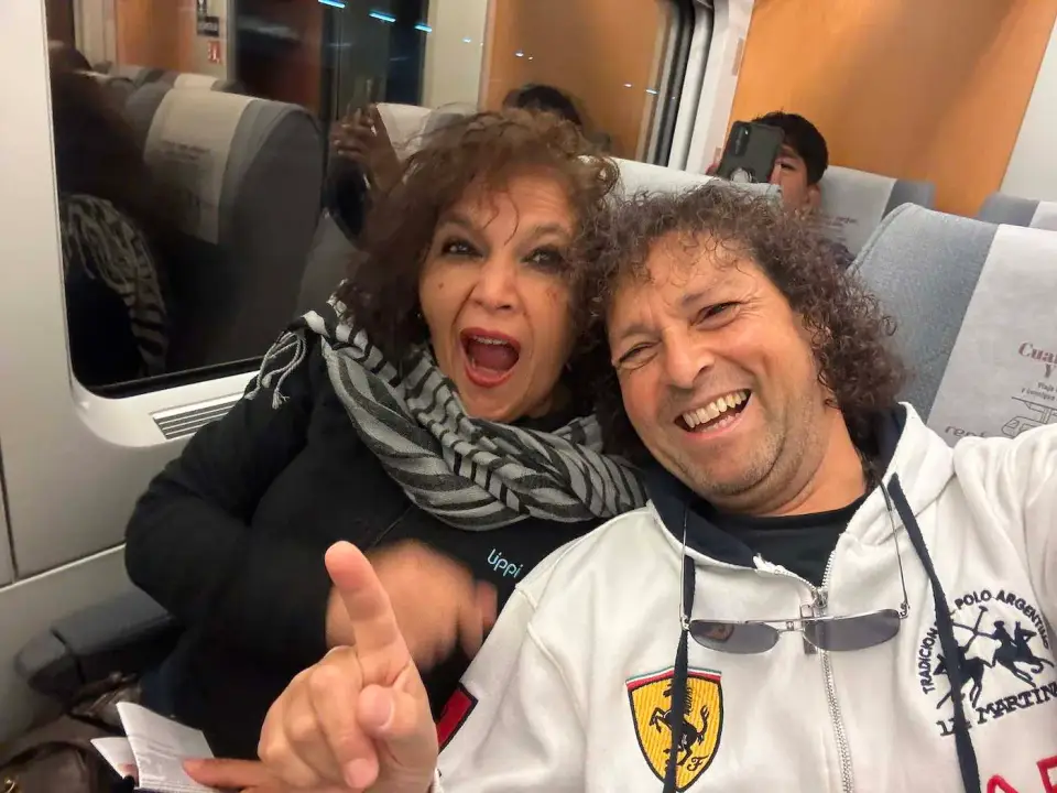 Jorge y una amiga divertidos en el tren