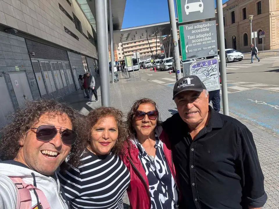Jorge y Paola con amigos en una calle de Málaga