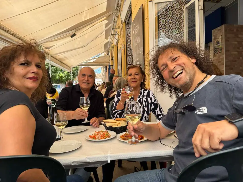 Jorge con amigos almorzando en una terraza