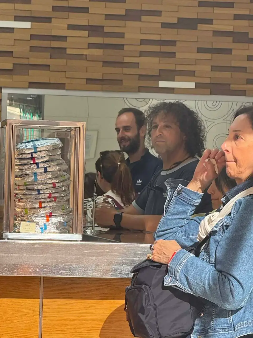 Amigos compartiendo en la barra de un bar