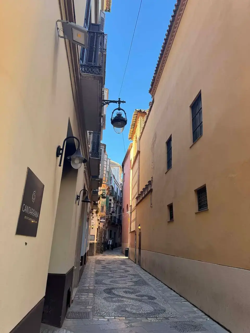 Callejón angosto del centro histórico de Málaga