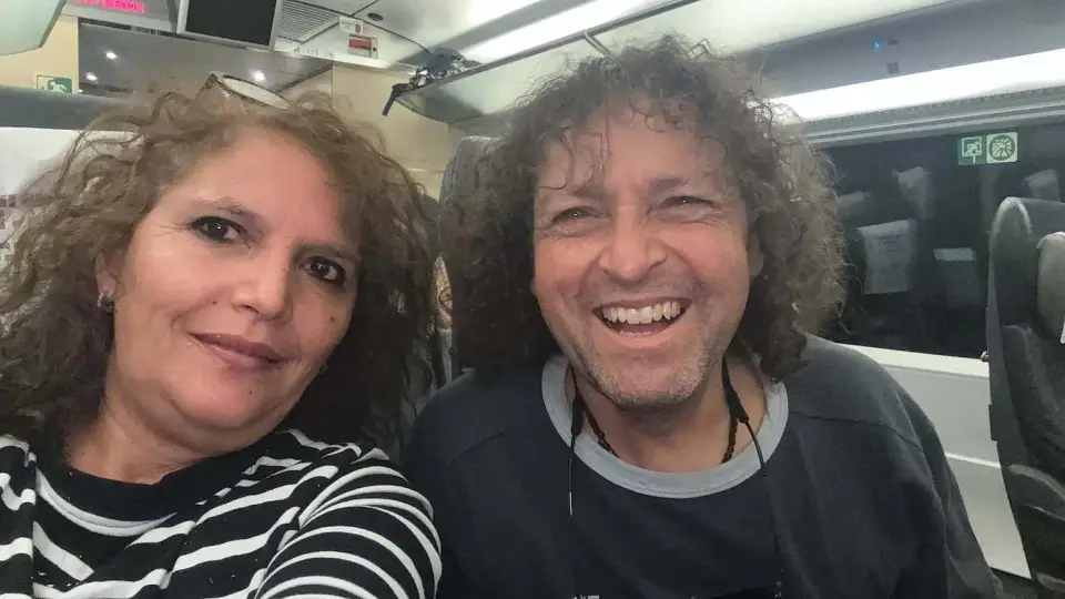 Jorge y Paola sonrientes a bordo del tren