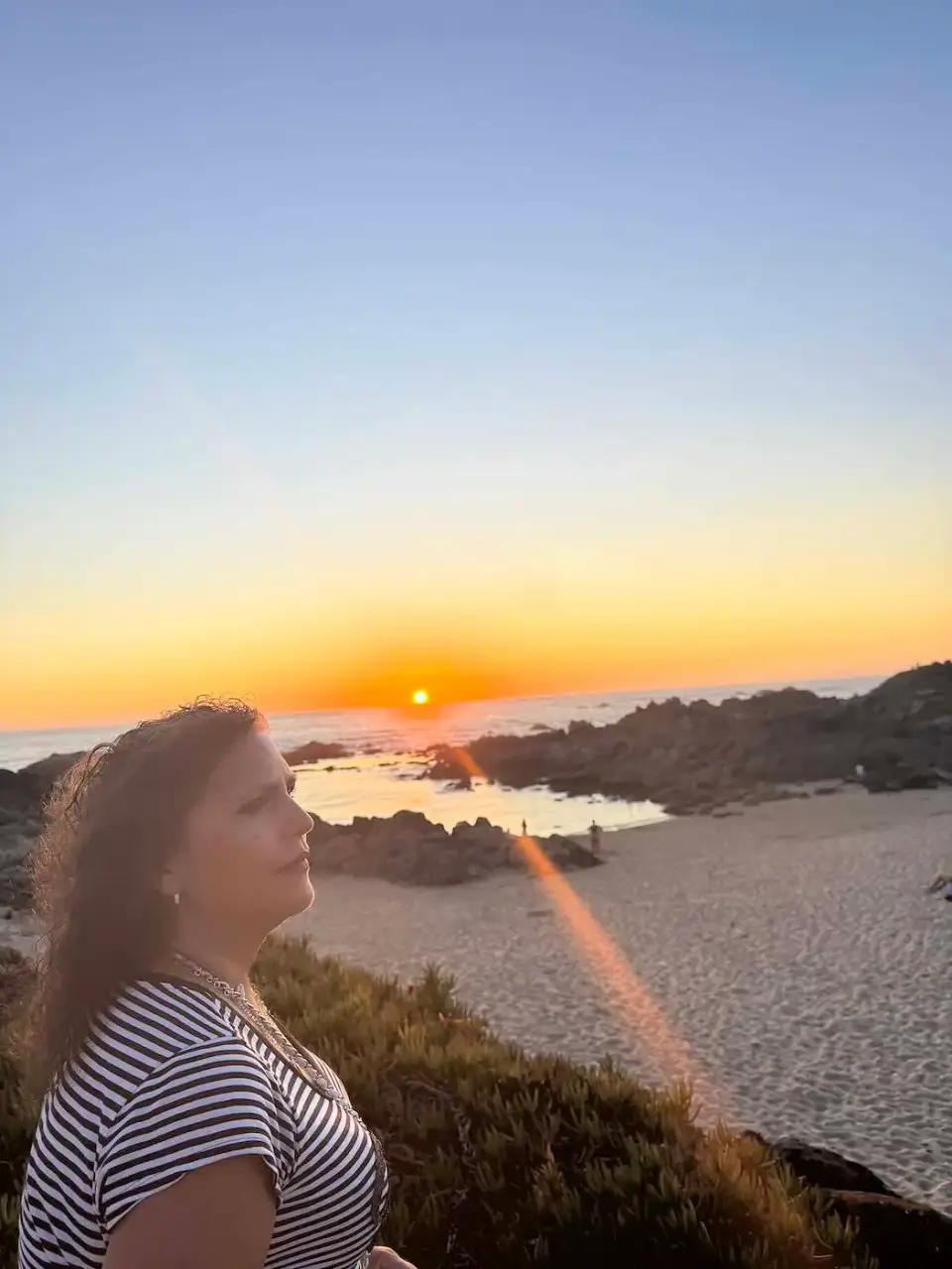 Paola mirando el atardecer sobre la playa de Matosinhos