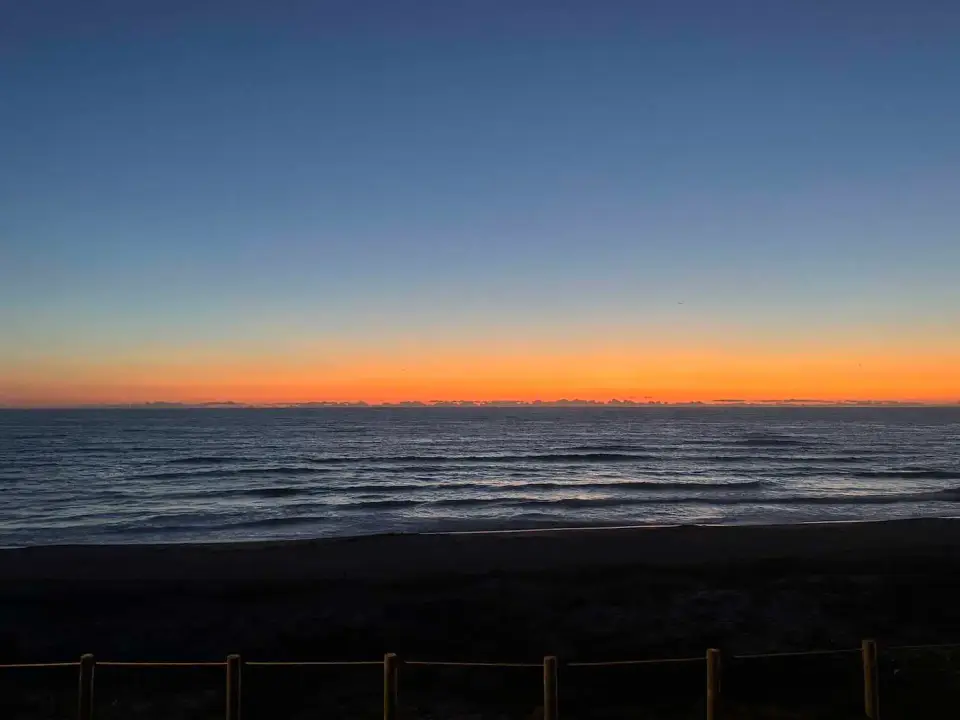 Horizonte anaranjado sobre el Atlántico tras la puesta de sol