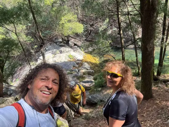 Selfie de Jorge y Paola en un sendero del bosque
