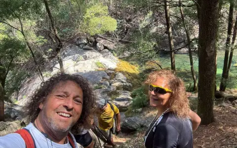 Selfie de Jorge y Paola en un sendero del bosque