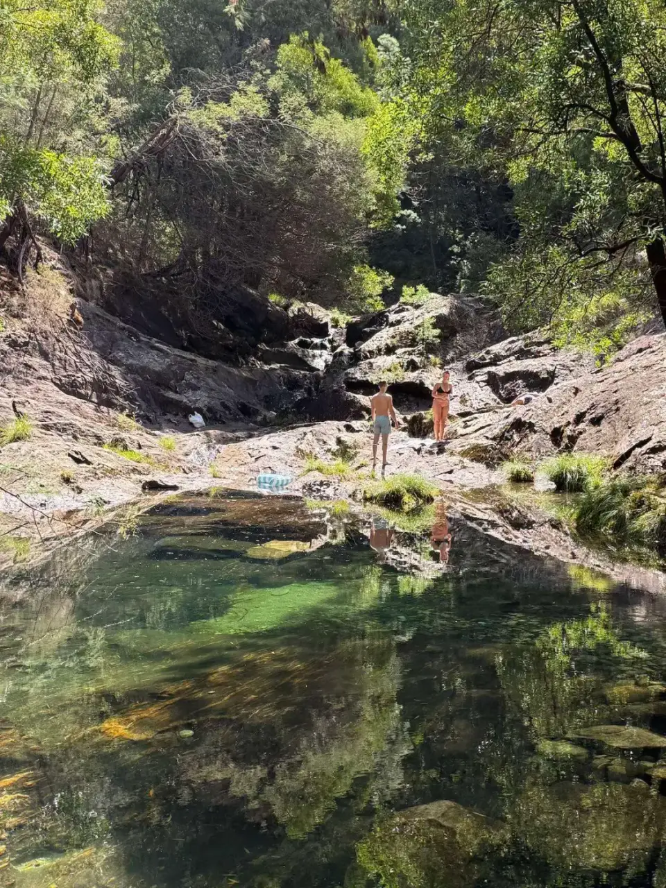 Poza de agua verde entre rocas