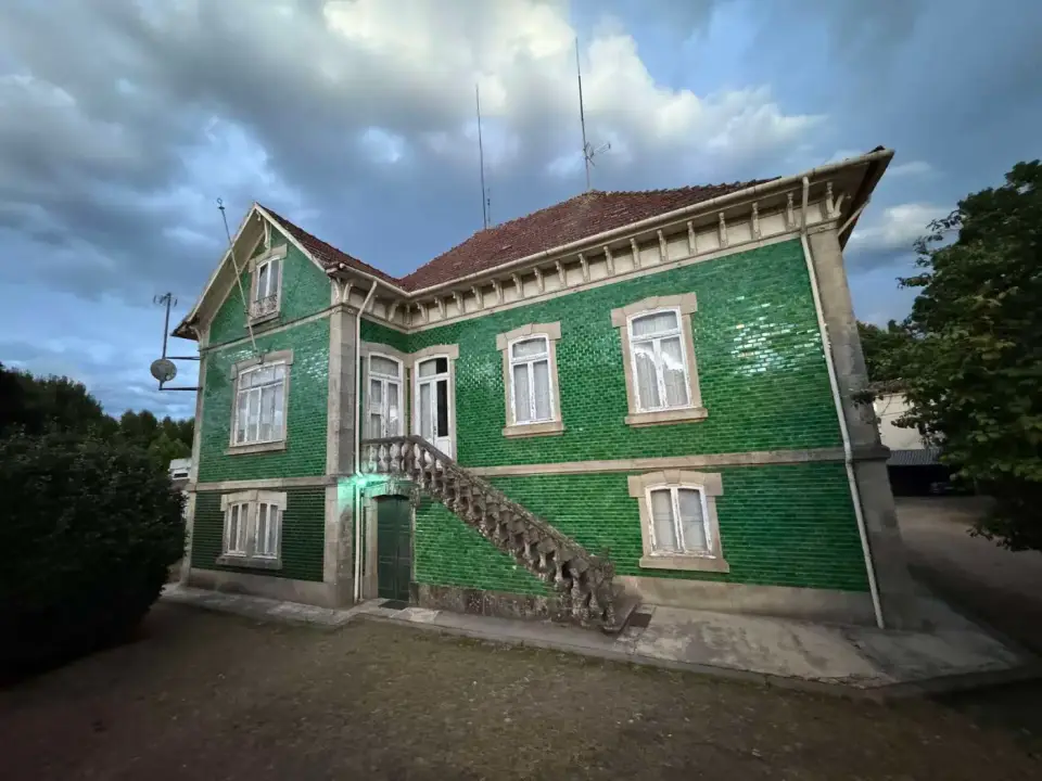 Casa cubierta de azulejos verdes en Monção