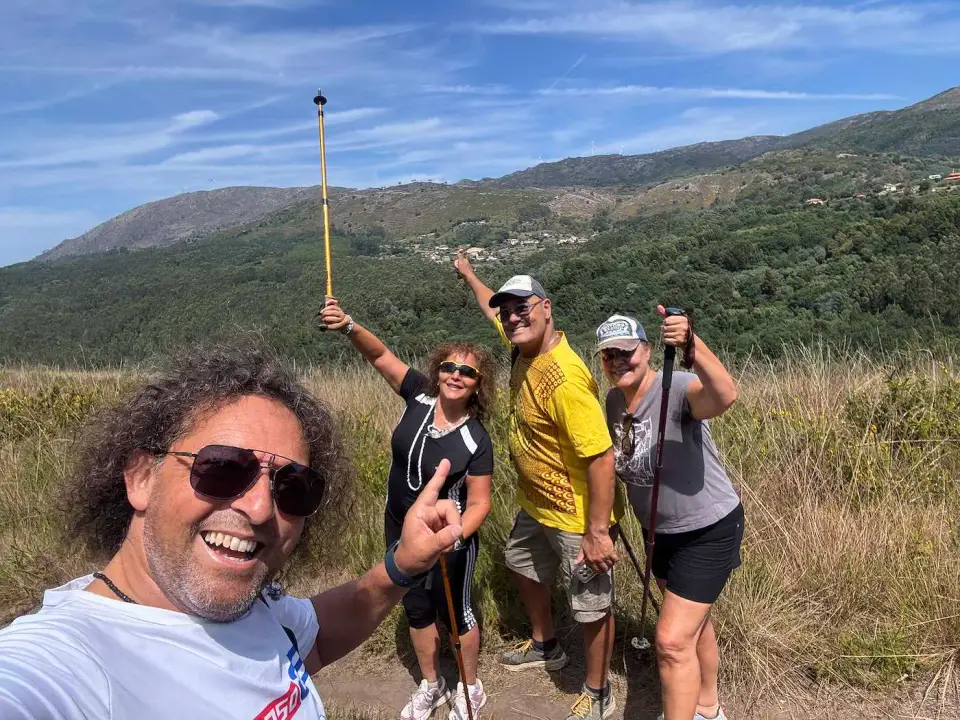 Jorge, Paola y amigos celebrando en lo alto de un sendero