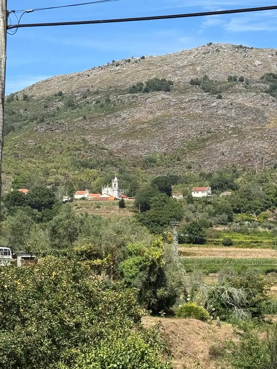 Cerro y casas de un pueblo en el norte de Portugal